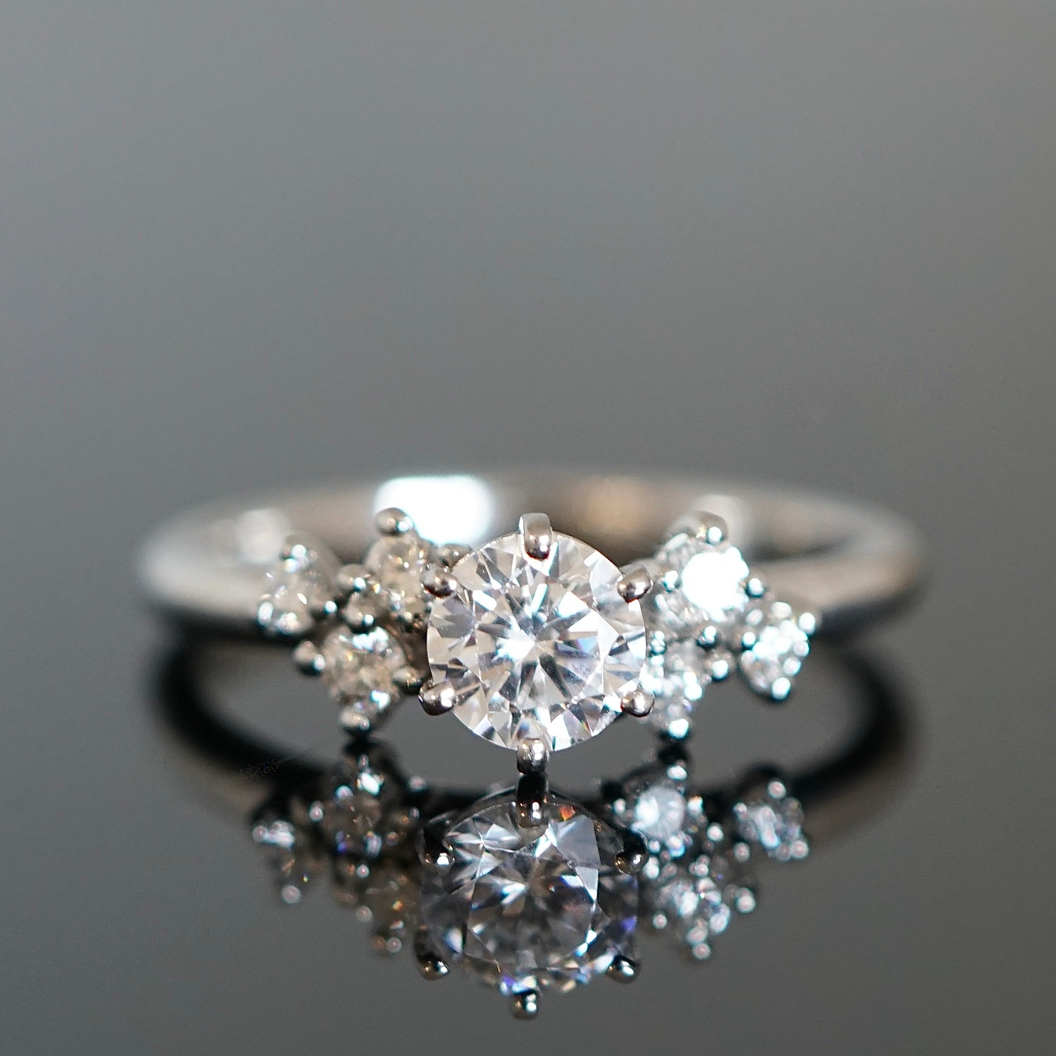 Ring mit vielen Diamanten aus Platin, Verlobungsring