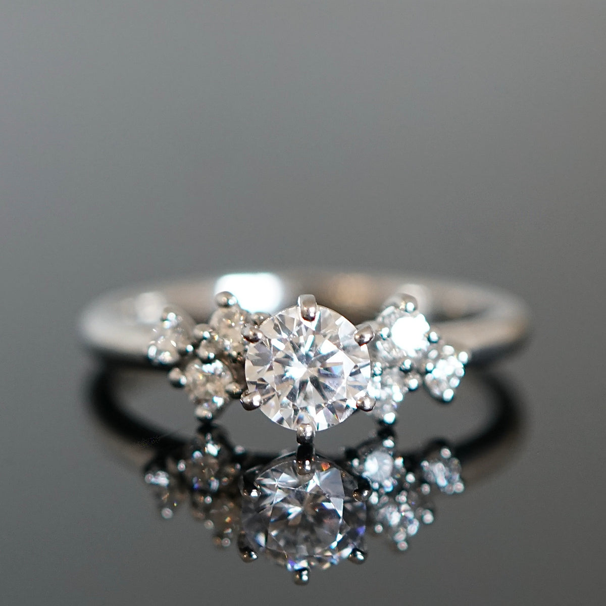 Ring mit vielen Diamanten aus Platin, Verlobungsring