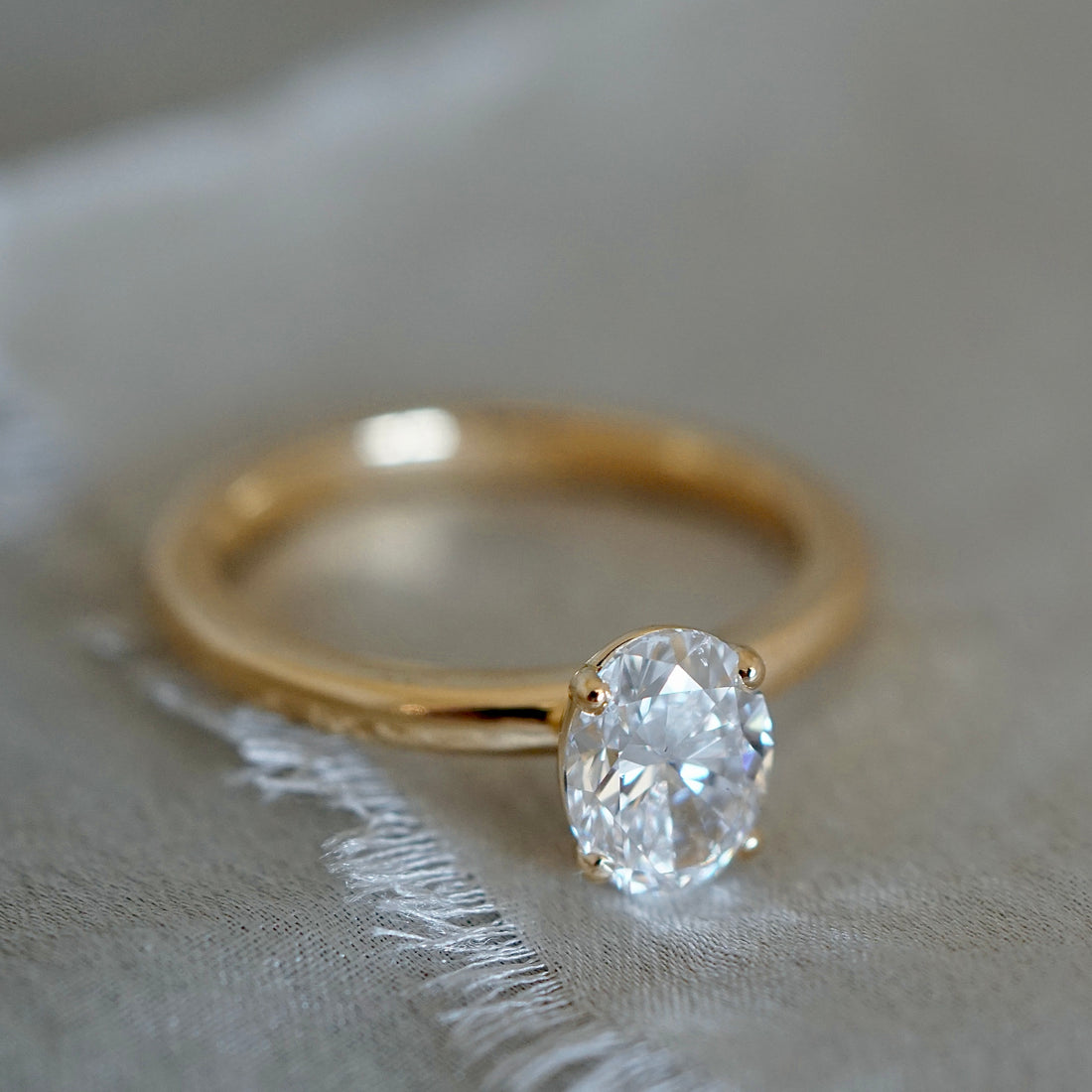 Ring mit großem, ovalen Diamant aus Gold