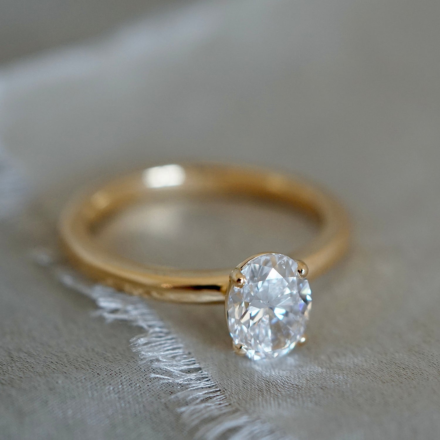 Ring mit großem, ovalen Diamant aus Gold