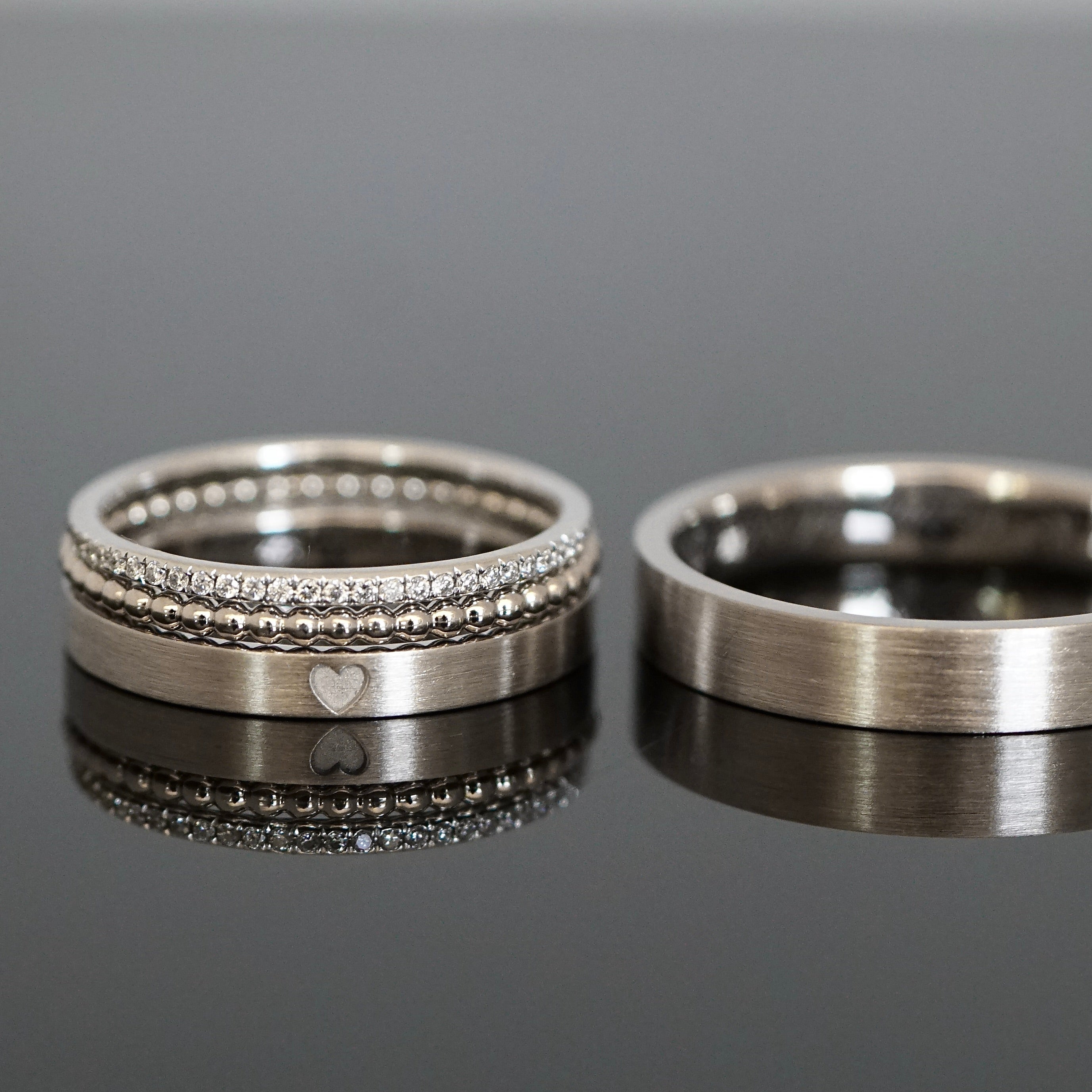 Eheringe mit Herz Gravur und zwei Vorsteckringen aus Platin oder Weißgold