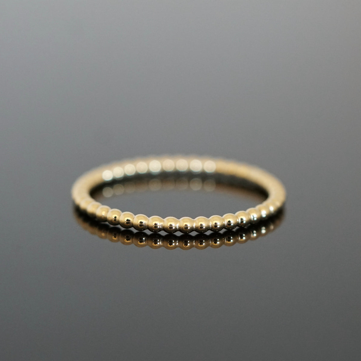 Zarter Vorsteckring mit Kügelchen. Kugelring aus Gold oder Platin