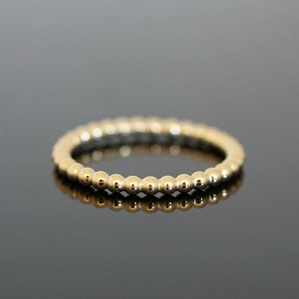 Kugelring in 2 Millimeter Breite aus Gelbgold, Weißgold oder Roségold.