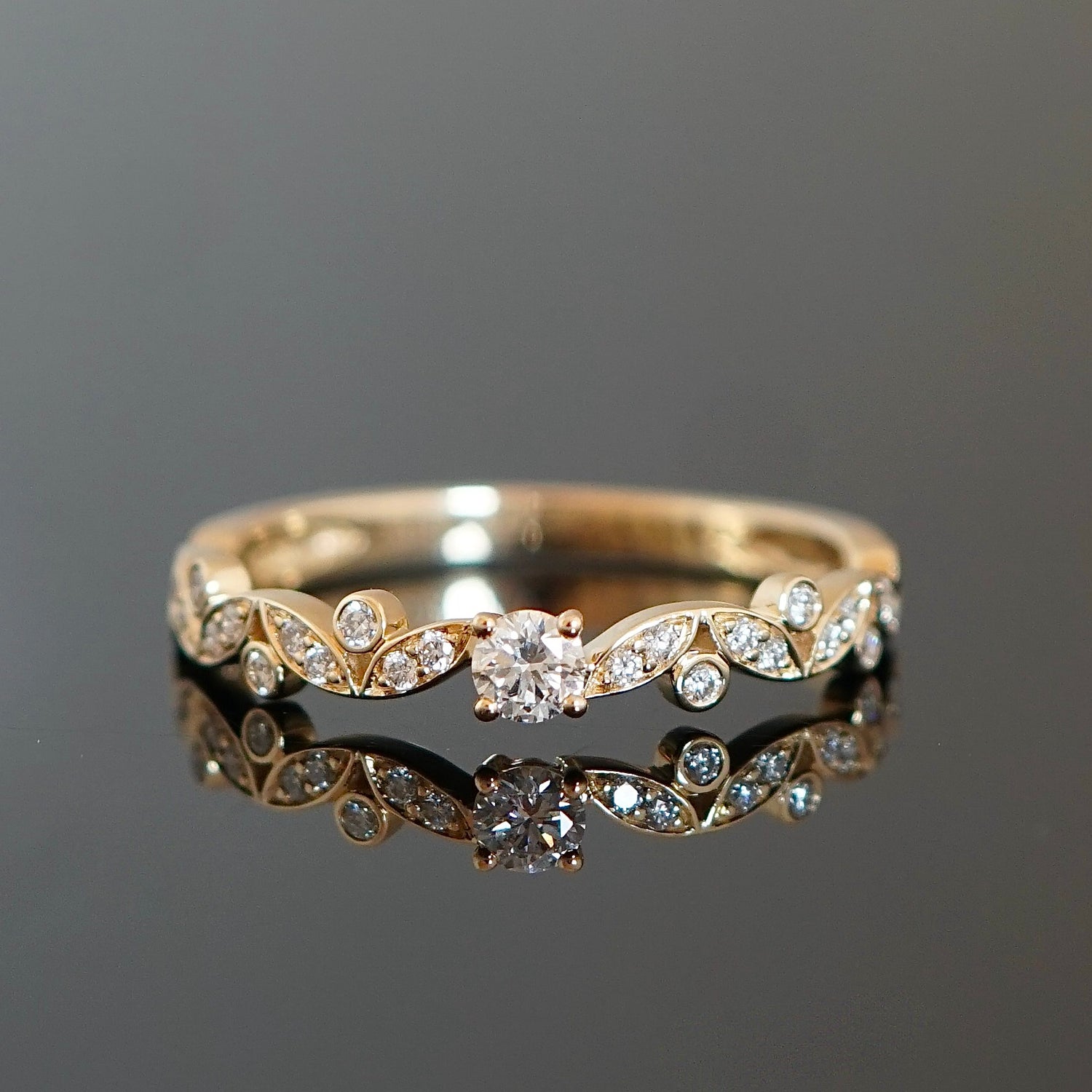 Ring antik mit Mittelstein und Blättern besetzt mit Diamanten, verspieltes Design