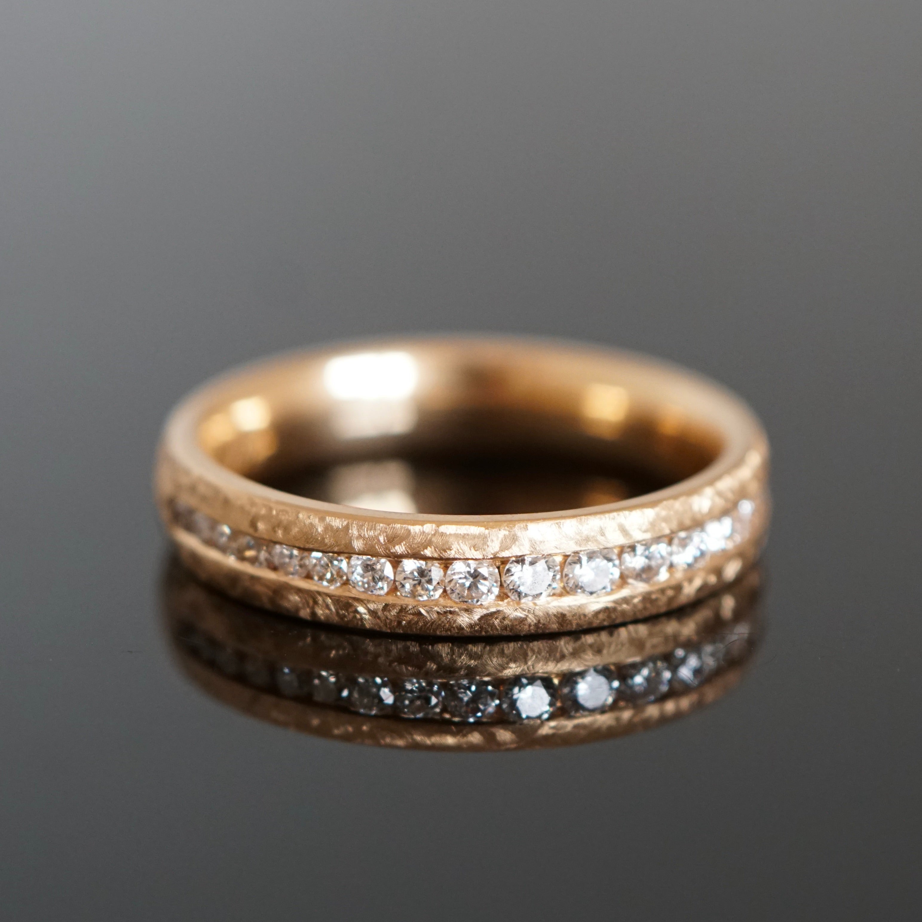 Mischung aus Memoryring/Ehering mit spezieller Oberfläche und Diamanten