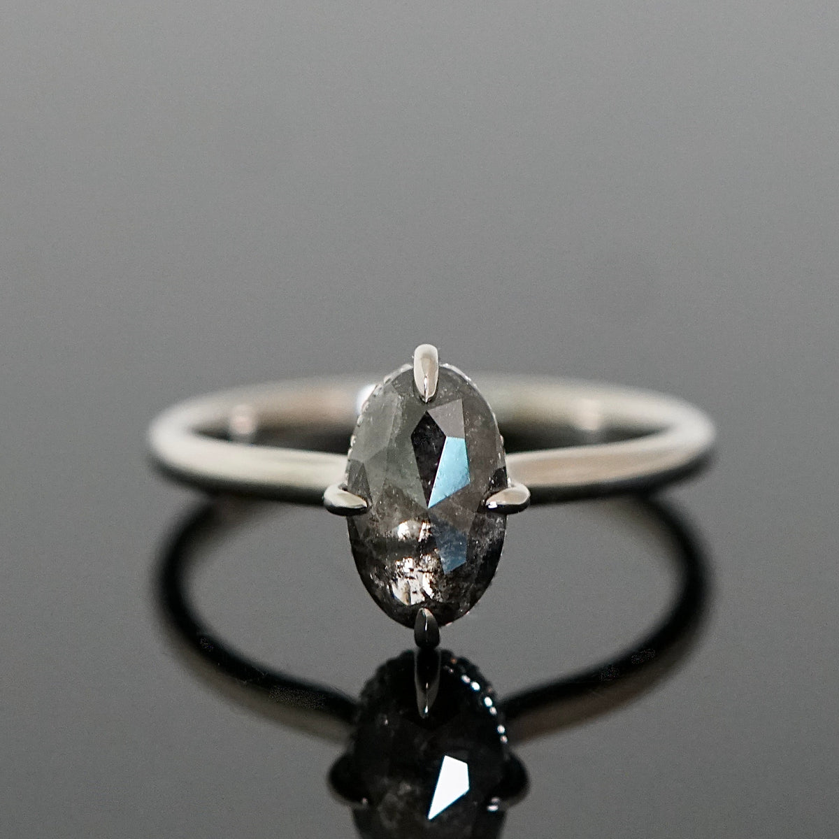 Ring mit schwarzem, grauen Diamanten aus Platin von der Goldschmiede Mein Lieblingsring