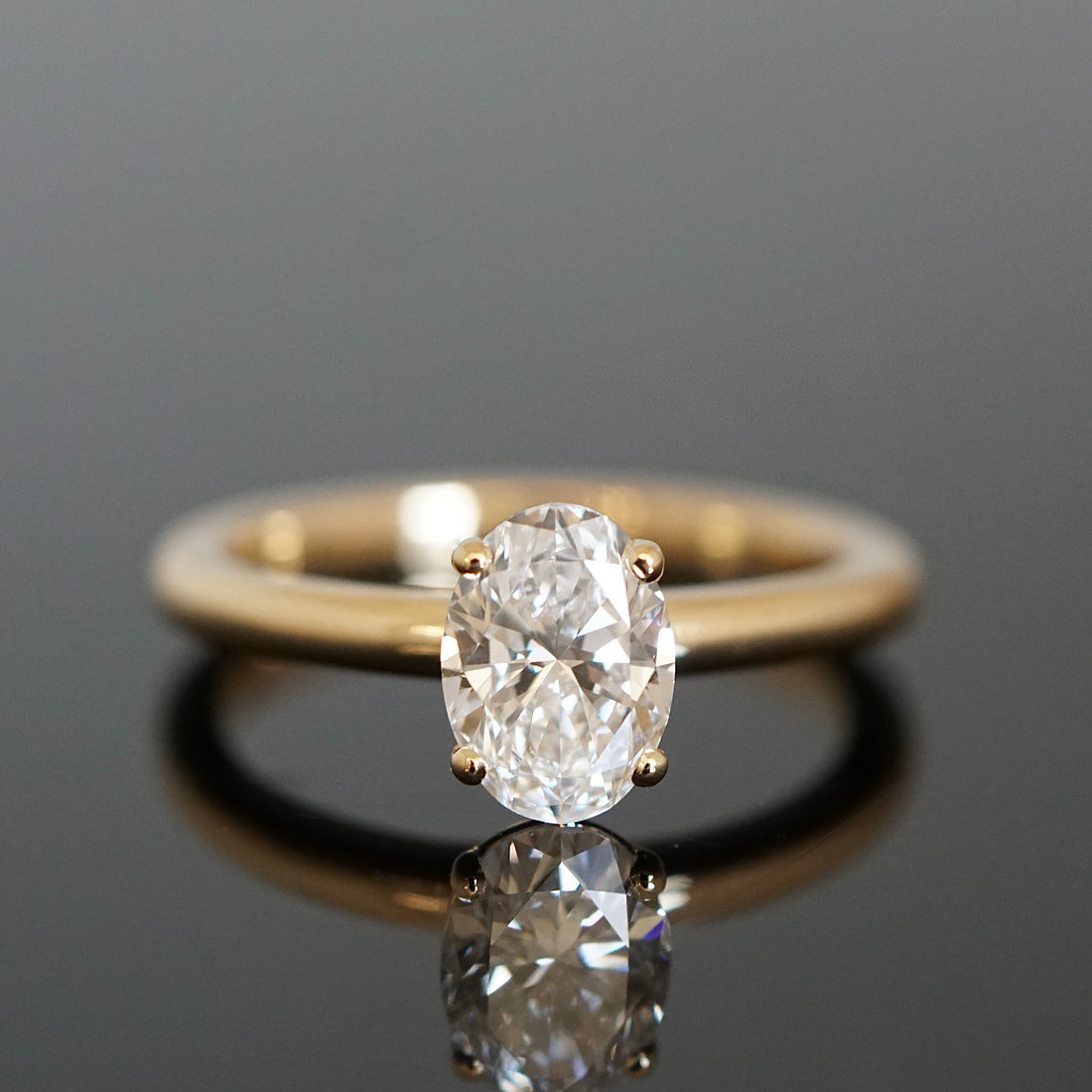 Ring mit ovalem, natürlichen Diamanten, 0,75 Carat. Verlobungsring mit einem Dreiviertelkaräter Diamant.