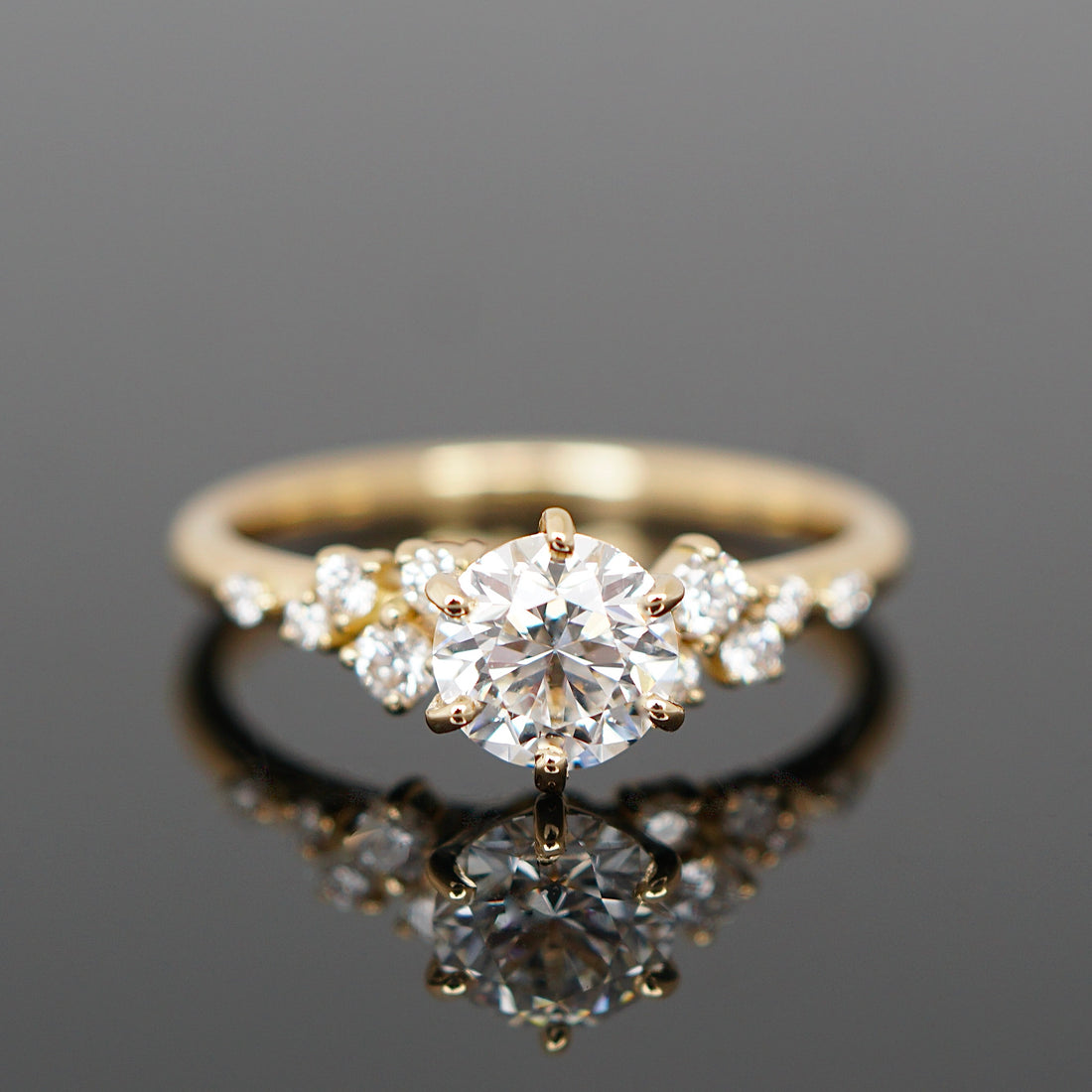 Traumring mit vielen Diamanten für den Heiratsantrag. Ring für die verlobung mit großen Diamanten