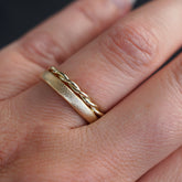 Retro Eheringe an der Hand