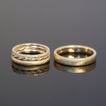 Lade das Bild in den Galerie-Viewer, Eine unserer beliebtesten Ringkombinationen sind diese Eheringe &quot;BODA Vintage Kombination&quot; mit insgesamt vier Ringen - zwei Eheringe und zwei Vorsteckringe.

