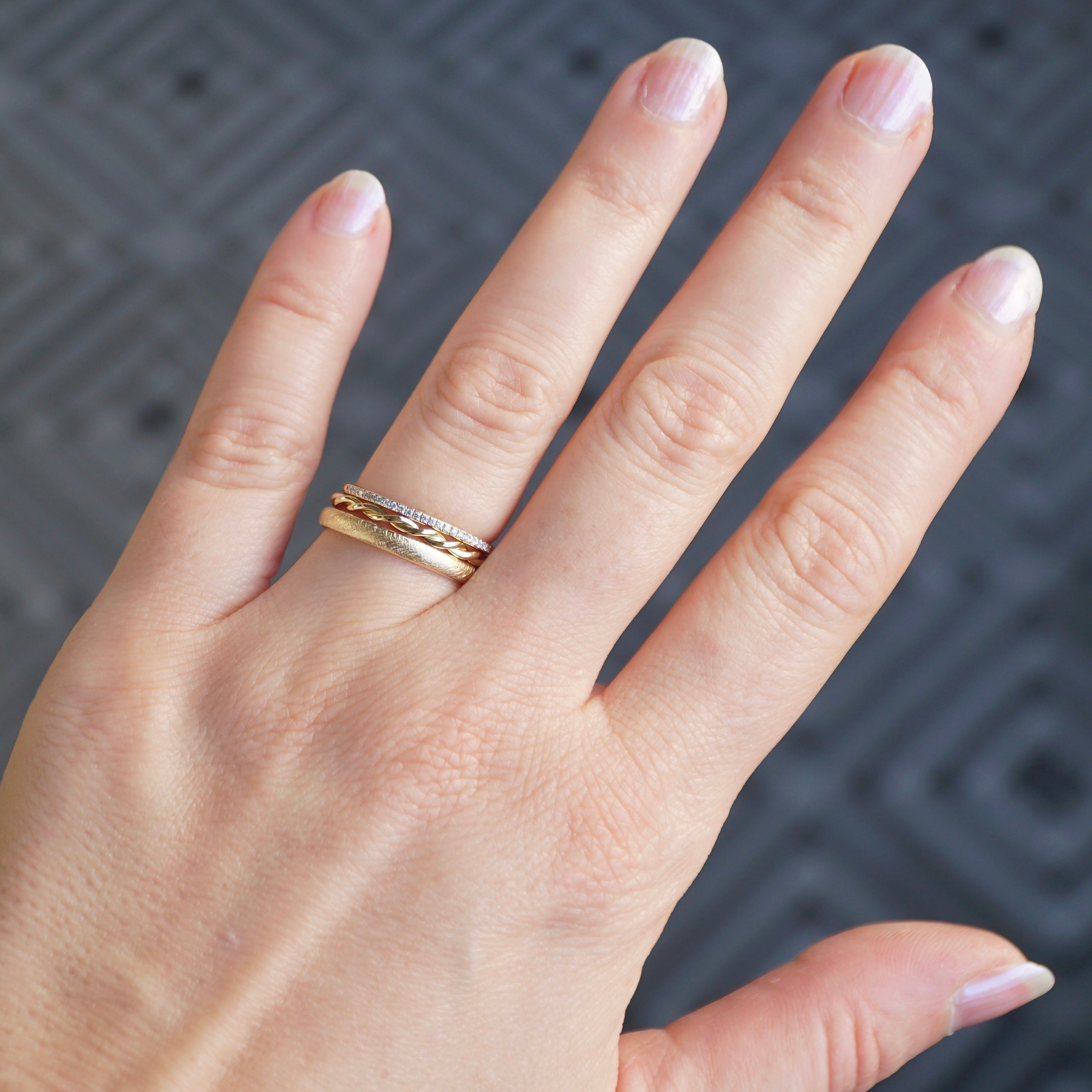 Ehering Kombination mit Kordelring und Memoryring aus Gold.