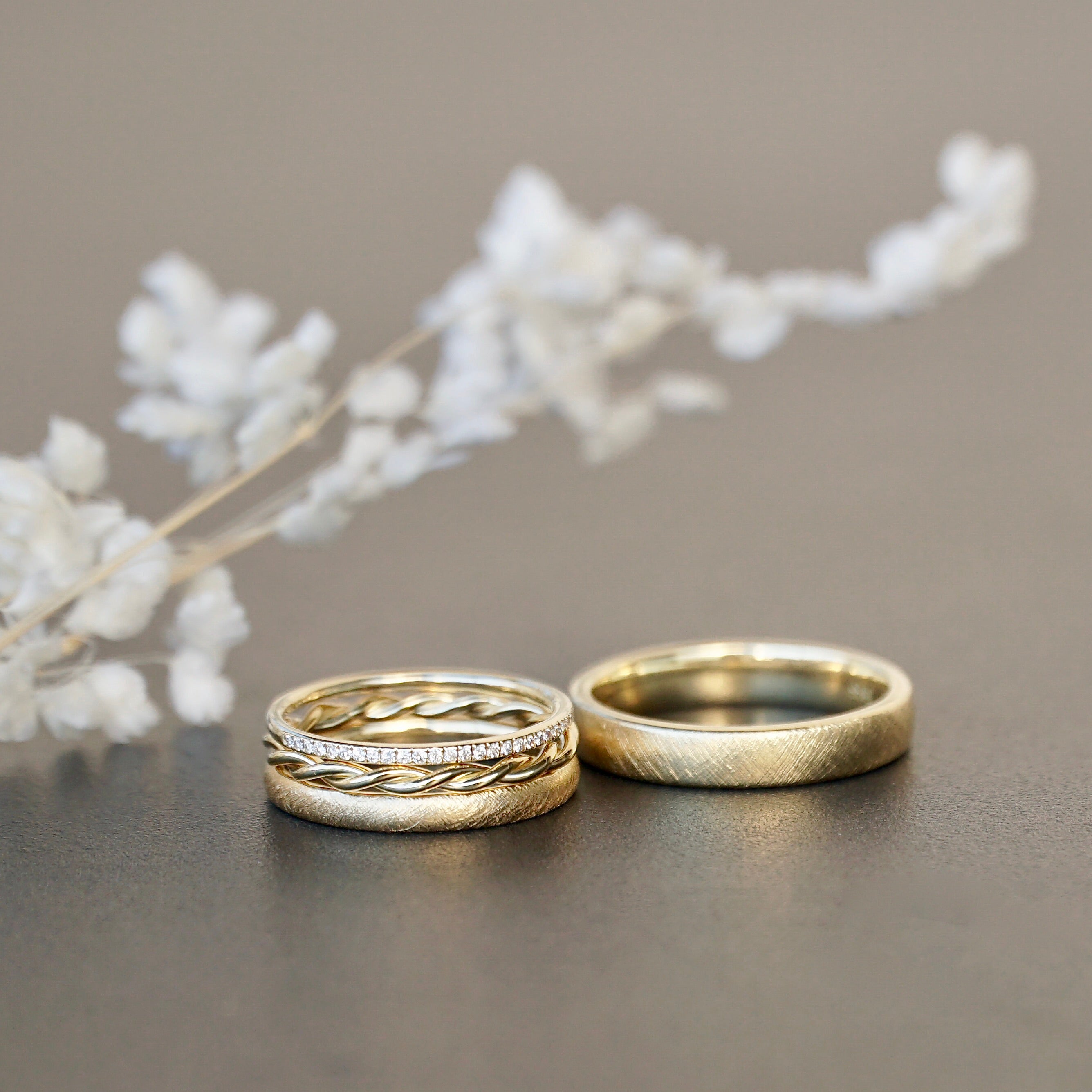 Zwei Vorsteckringe ergänzen die Trauringkombination, ein Traum für jede Braut. Ringkombination mit Ehering, Memoryring und Kordelring.