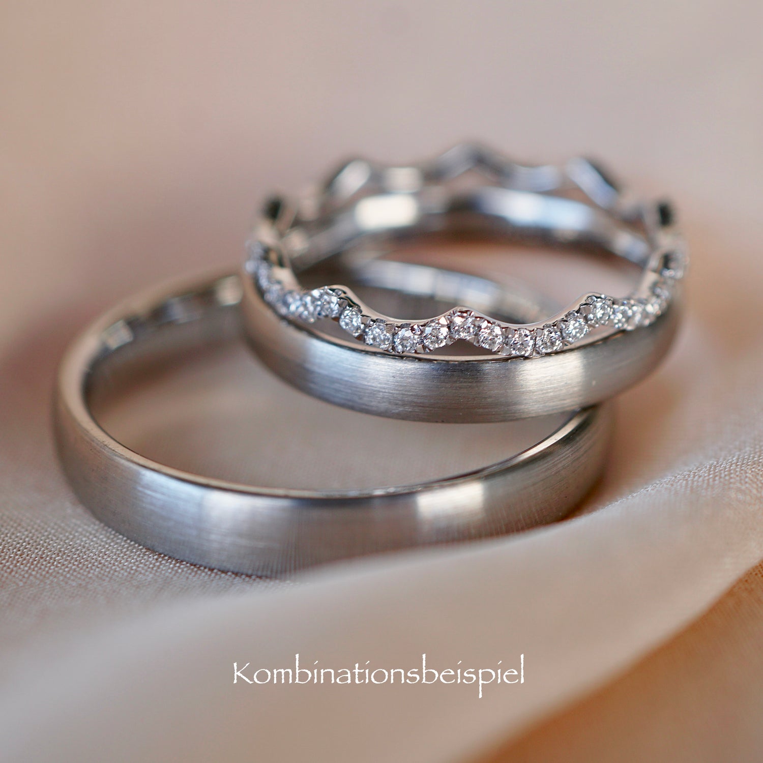 Eheringkombination aus Platin mit Vorsteckring. Romantische Eheringe