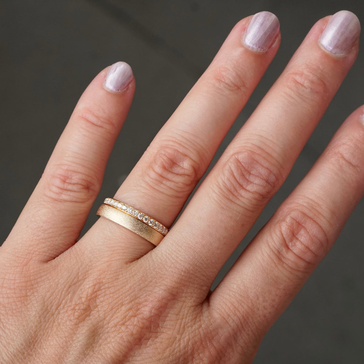 Ehering und Memoryring an der Hand