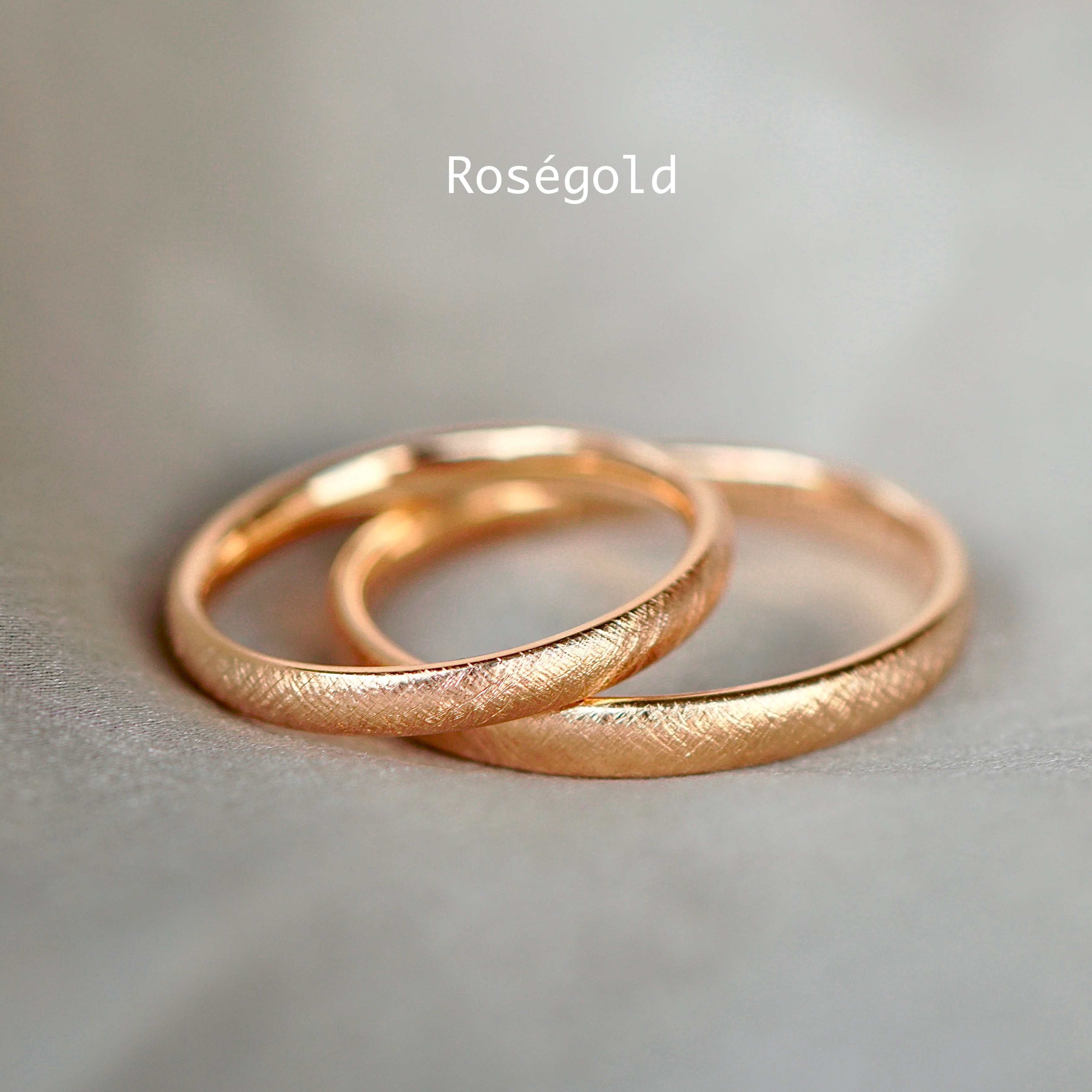 Dezente Trauringe mit Retro Charakter aus Roségold. Wunderbar angenehm zu tragen.