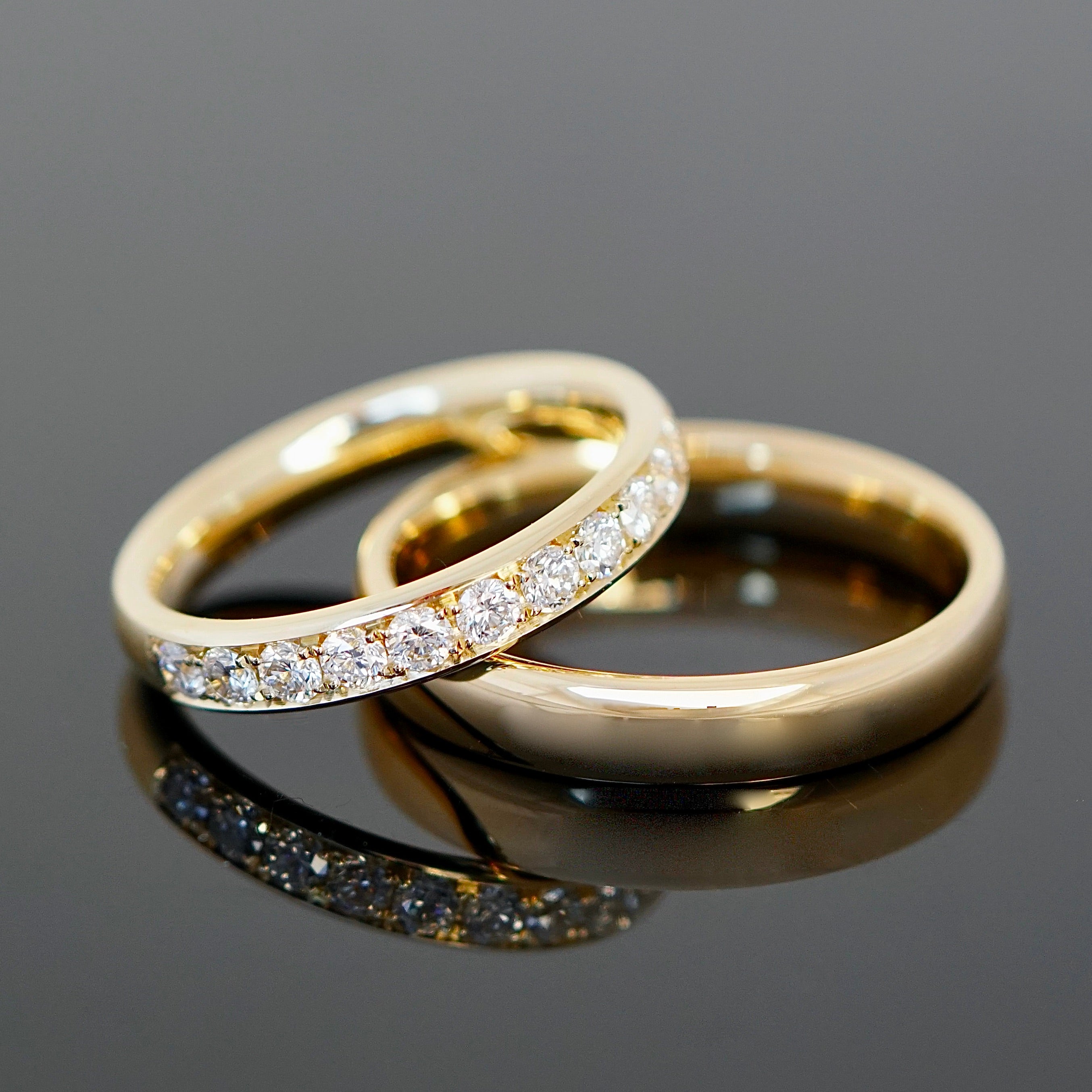 Eheringe ganz nach deinen Wünschen mit polierter Oberfläche für den Herrenring und Ring mit Diamanten als Damenring