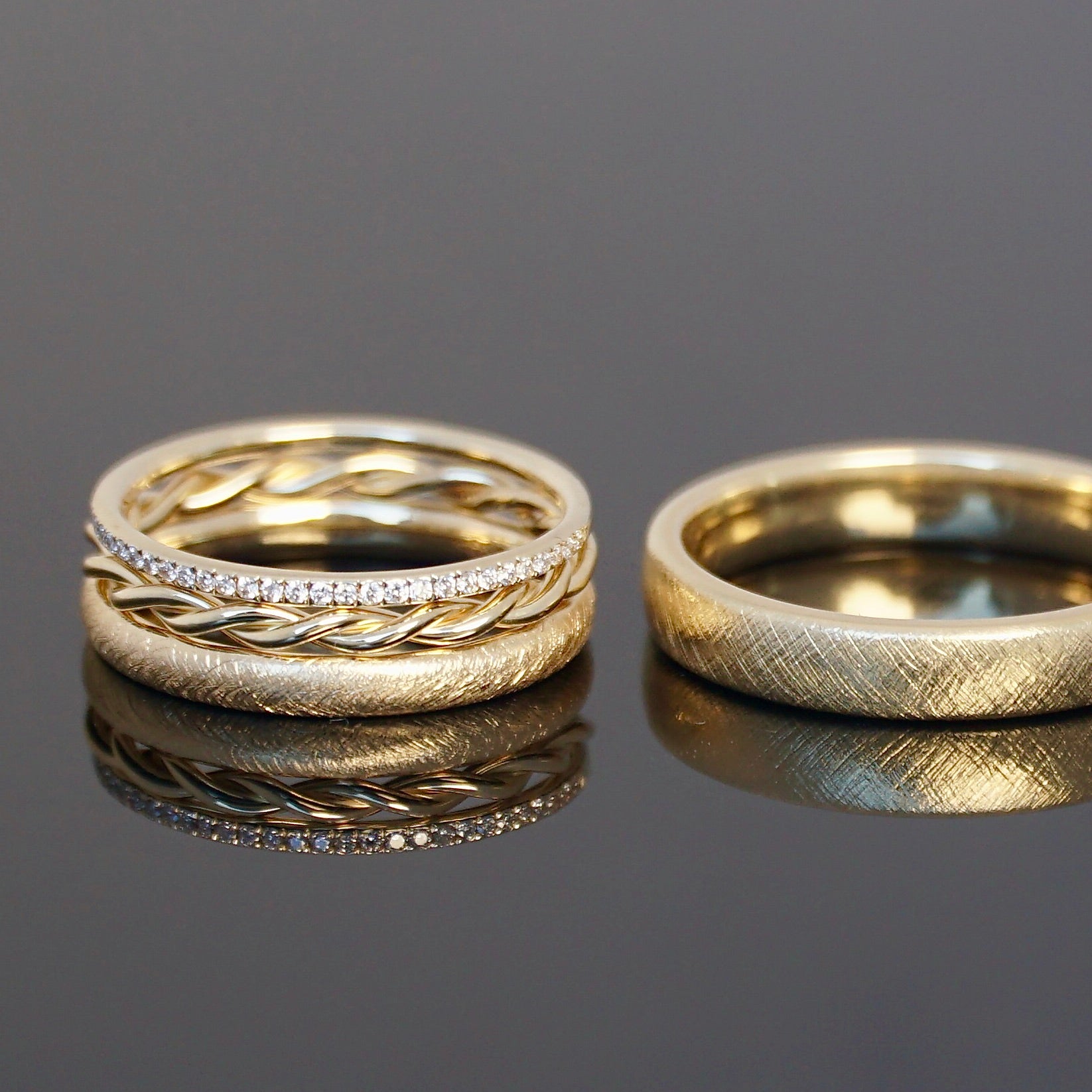 Eheringe ganz nach deinen Wünschen mit kreuzmatter Oberfläche und Vorsteckring Kordelring plus Vorsteckring mit Diamant
