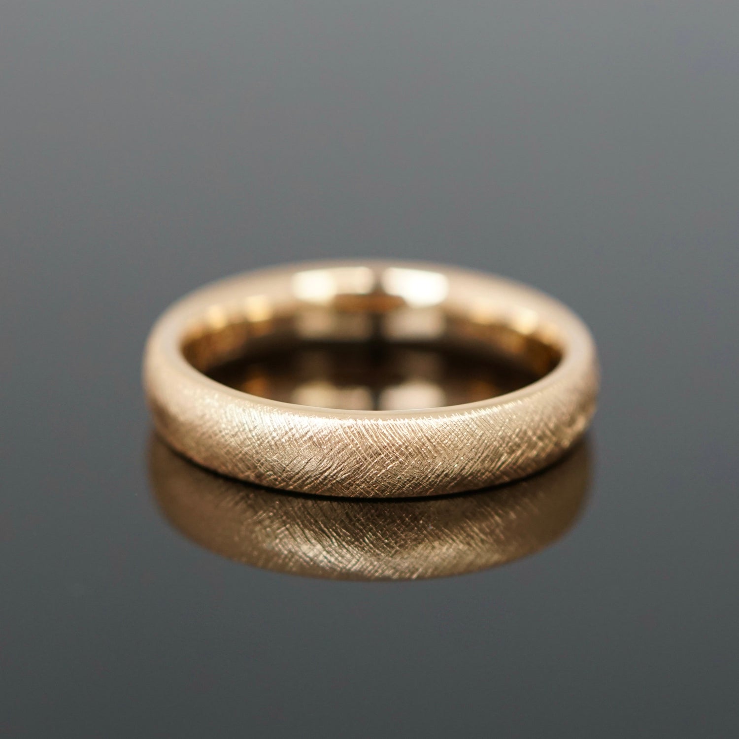 Ring mit kreuzmatter Oberfläche