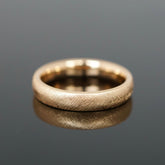 Ring mit kreuzmatter Oberfläche