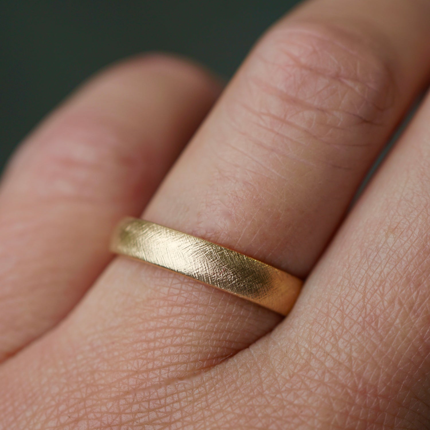 Trauring mit kreuzmatter Oberfläche