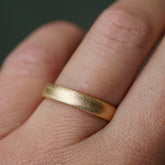 Trauring mit kreuzmatter Oberfläche