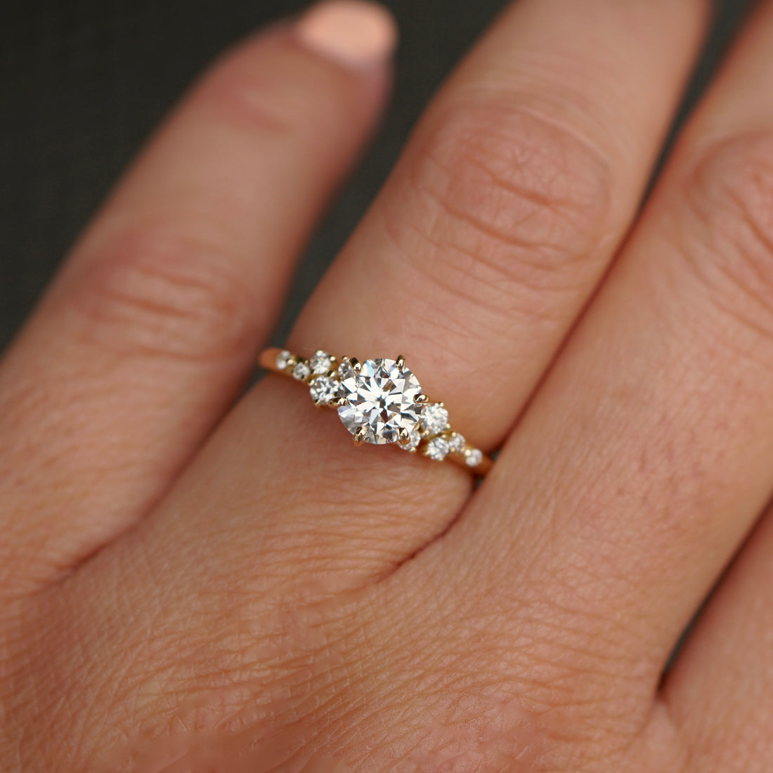 Ring für die Verlobung an der Hand mit vielen Diamanten, königlicher Verlobungsring.