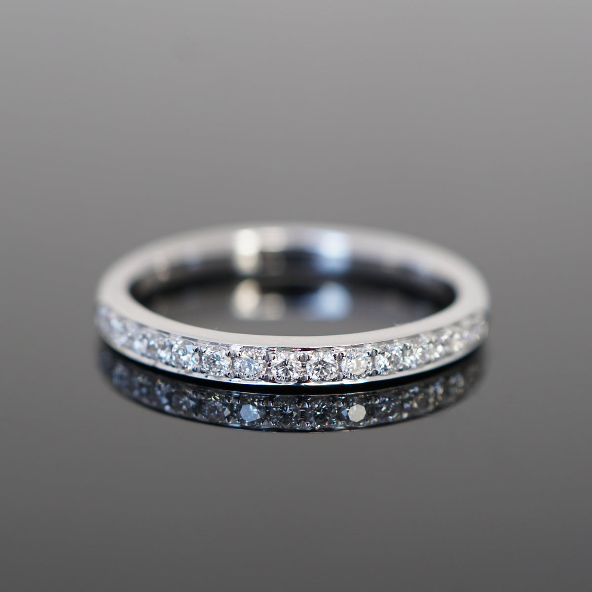 Memoryring mit Diamanten, Vorsteckring, spezielle Fassart, Körnerfassung