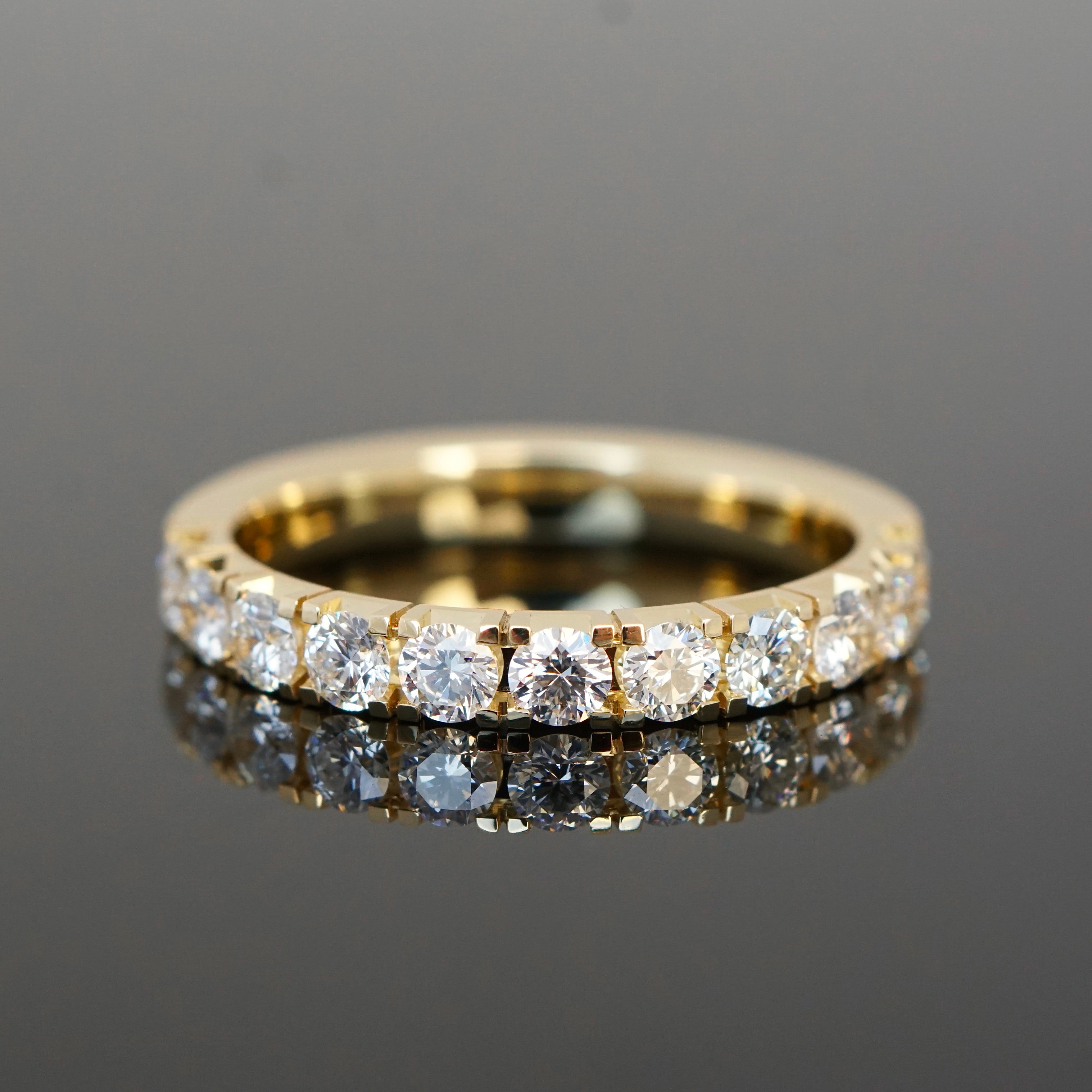 Memoryring mit Diamanten in Vier-Krappen-Fassungen, halb ausgefasst, poliert