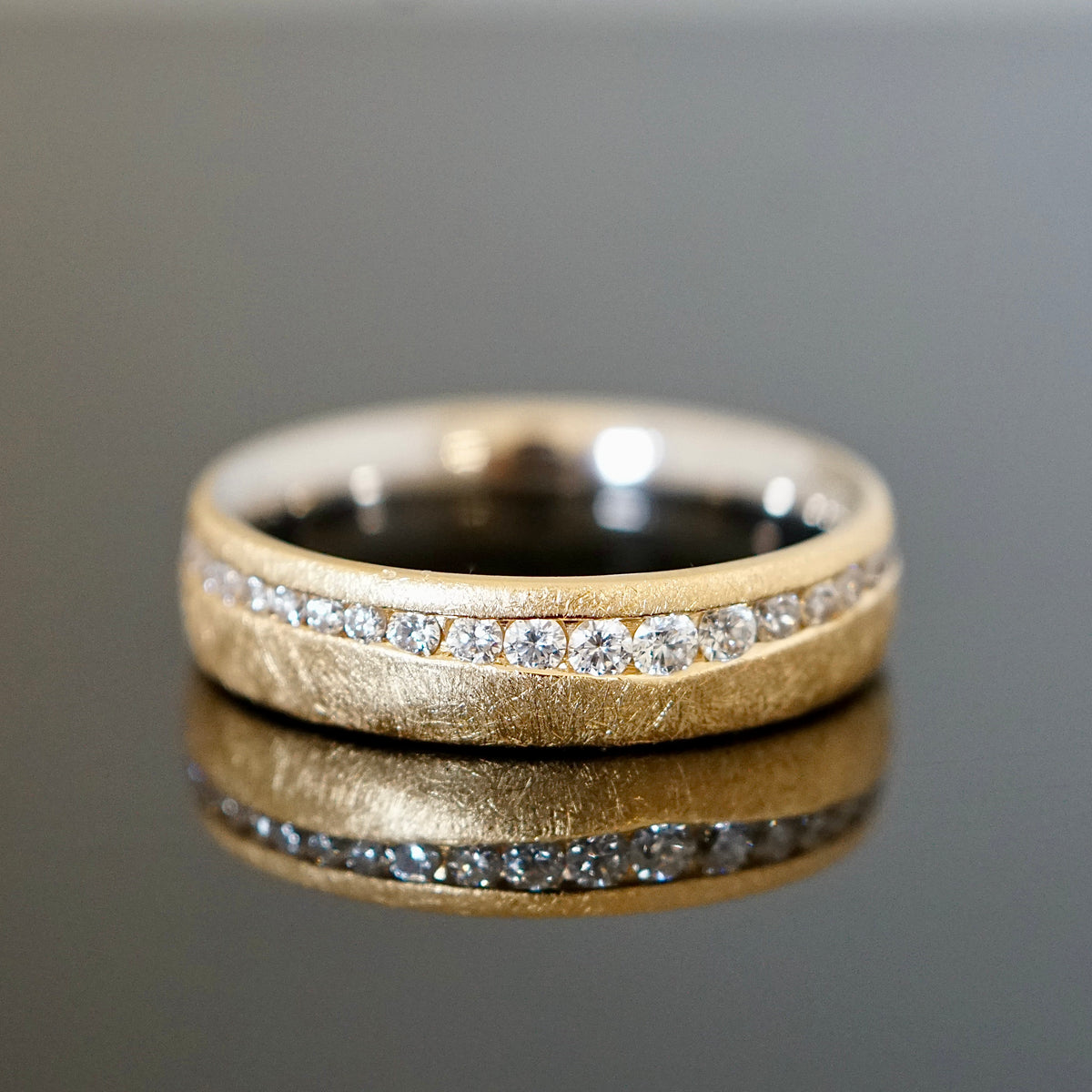 zweifarbiger Memoryring/Ehering mit eismatter Oberfläche und Diamanten