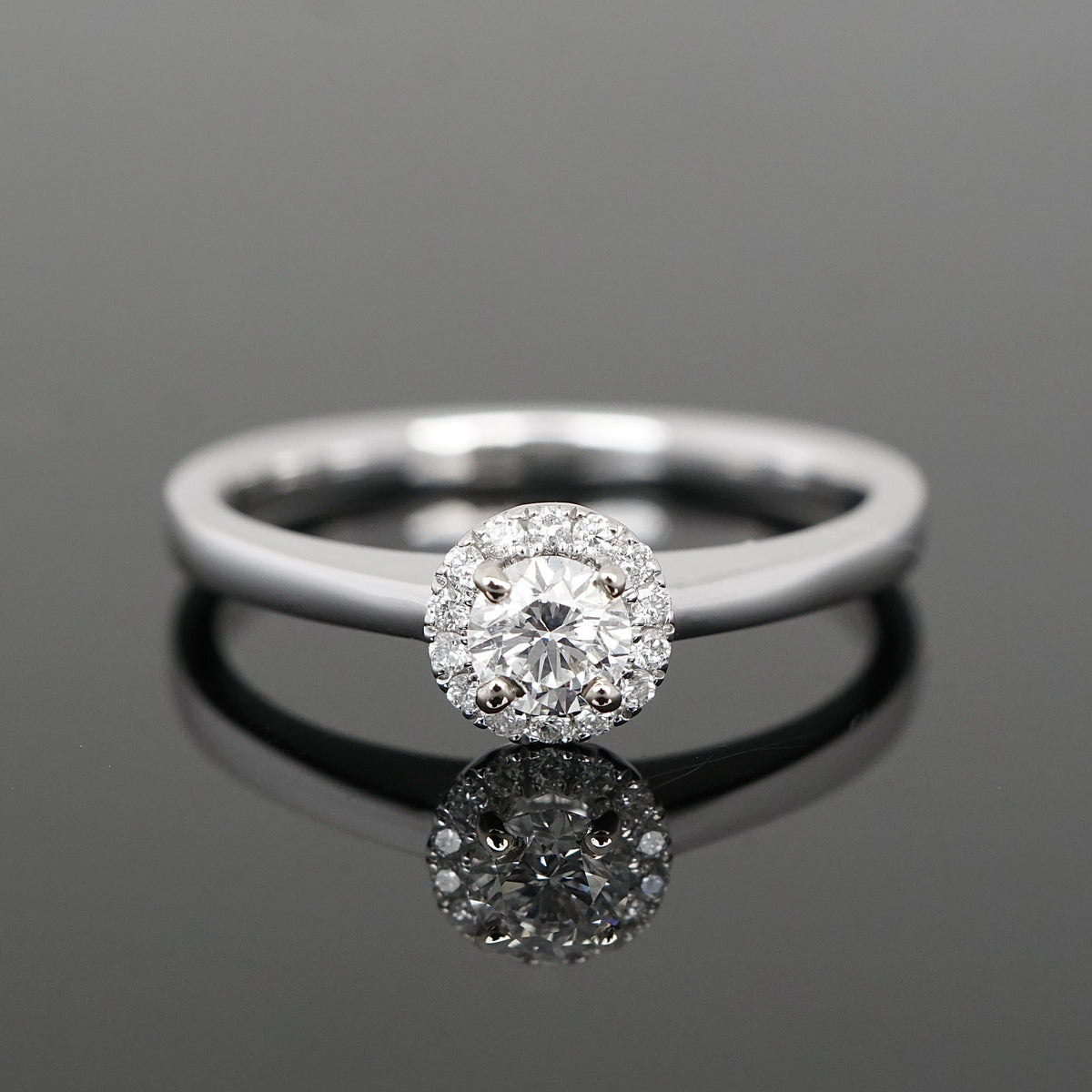 Verlobungsring mit 0,25 Ct. Mittelstein umrahmt von kleinen Diamanten, Vintage-inspirerter Look