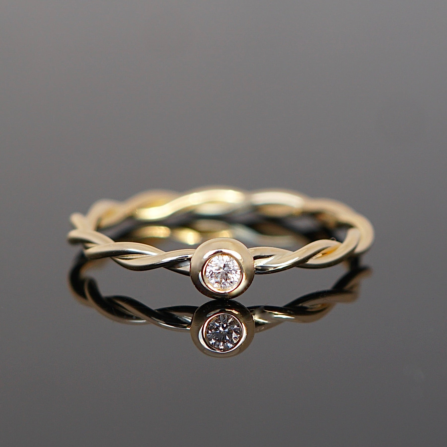 Kordelring mit 0,05 Ct. Brillanten, kleiner Diamant, besonderer Verlobungsring. Süßer Verlobungsring aus Gold oder Platin