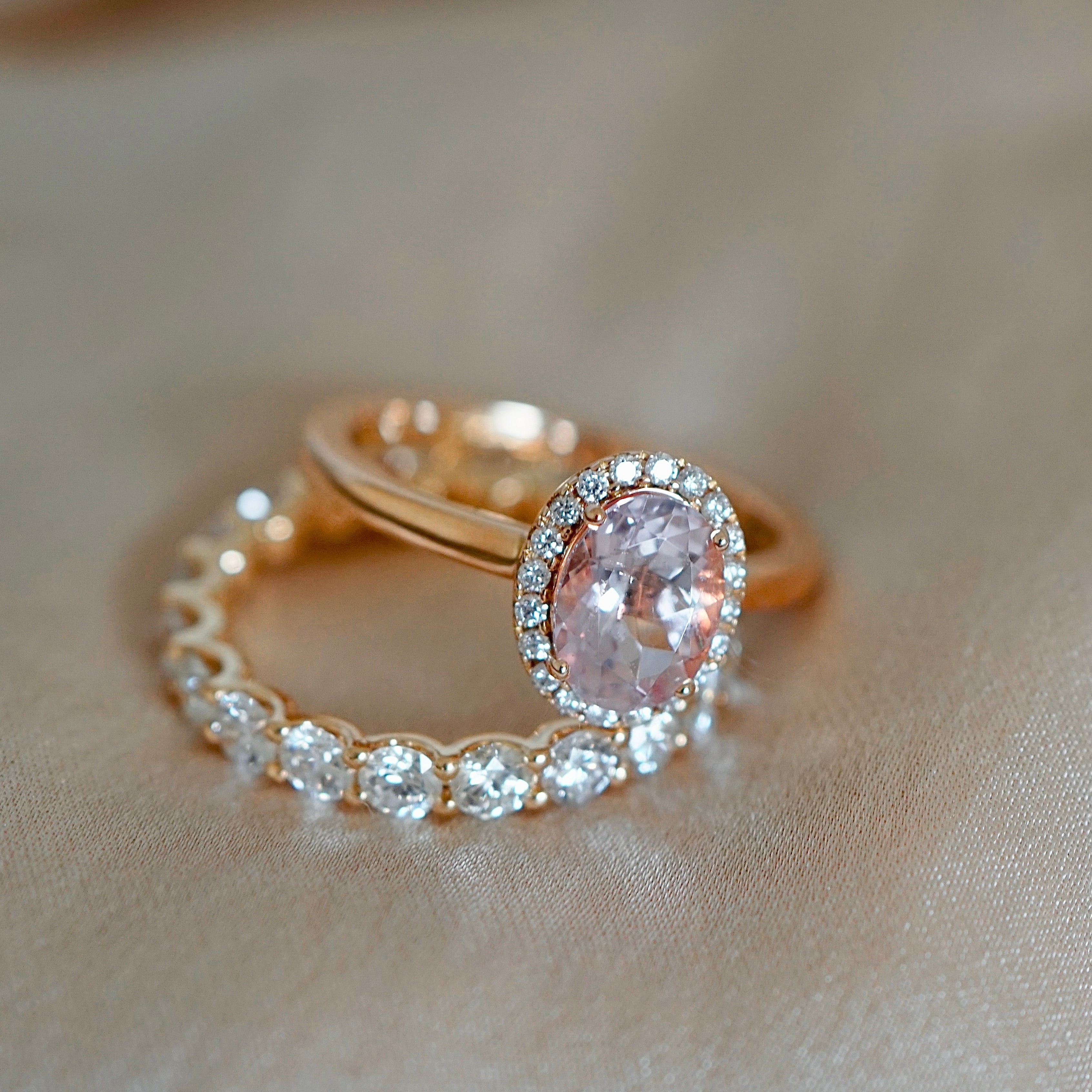 Verlobungsring mit rosa-farbenen Stein