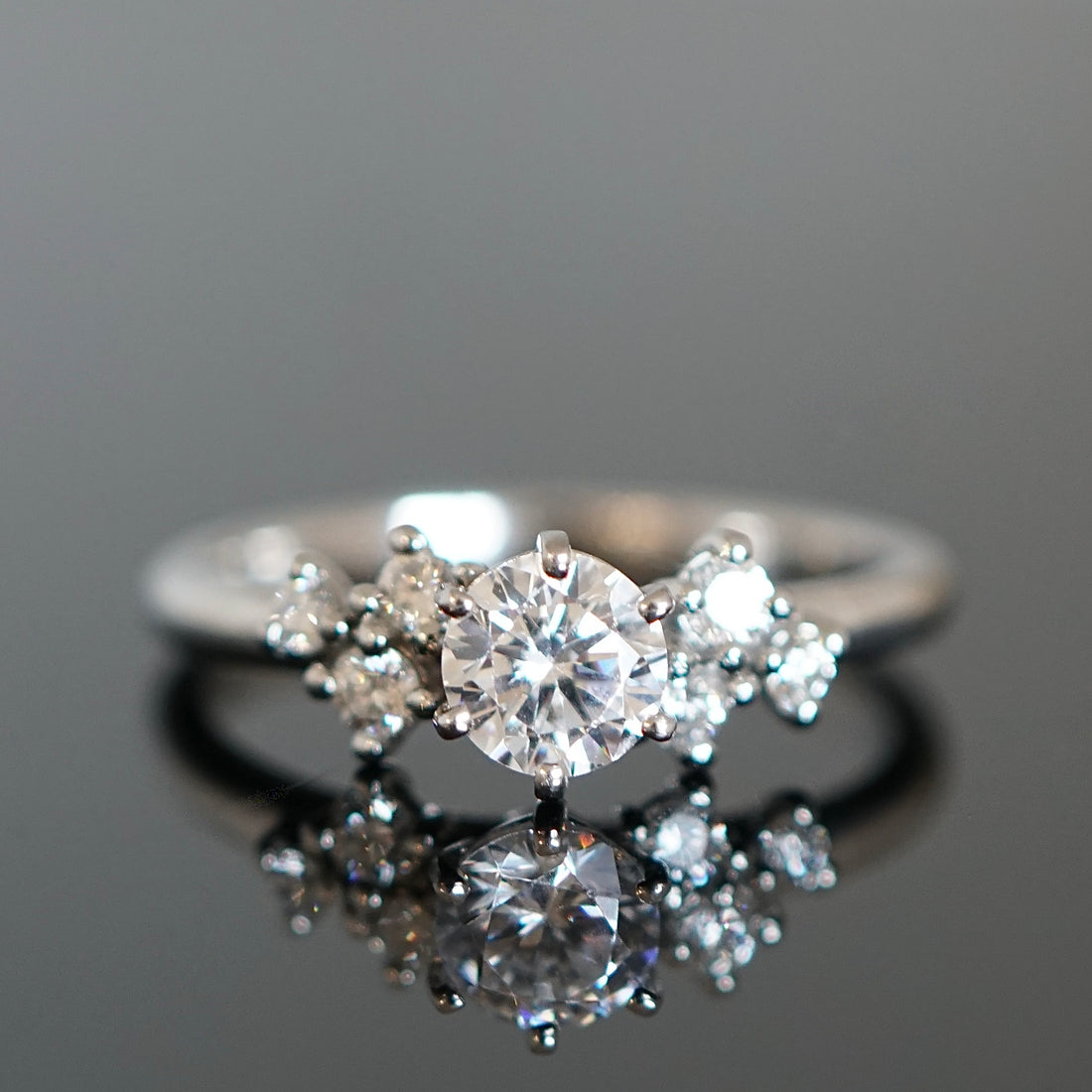 Ring mit vielen Diamanten aus Platin, Verlobungsring