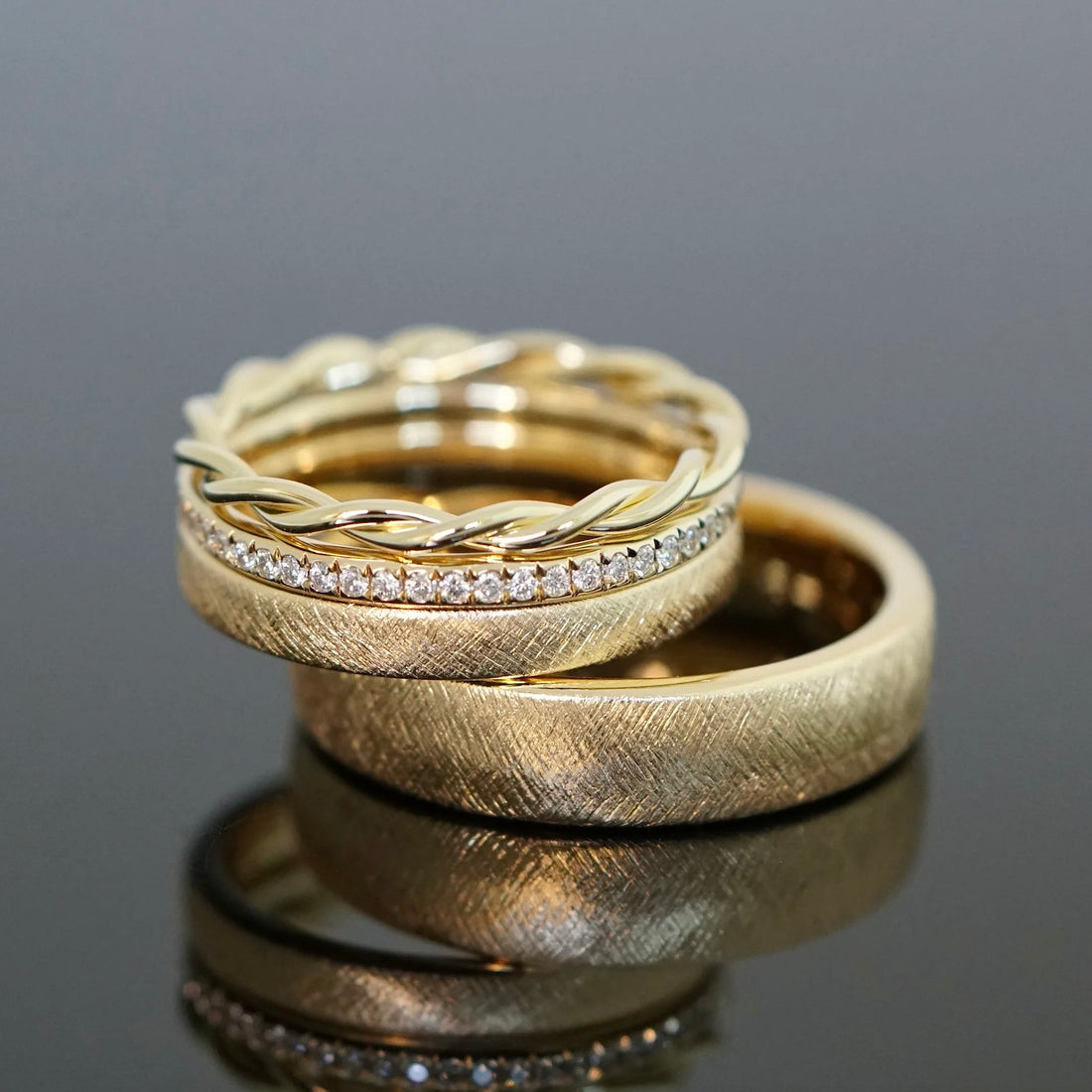 Eheringe ganz nach deinen Wünschen mit kreuzmatter Oberfläche und gekordelten Vorsteckring plus Vorsteckring mit Diamanten