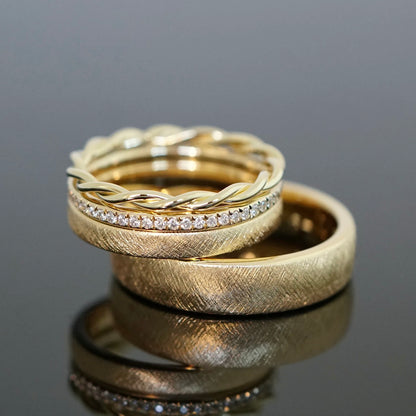 Eheringe ganz nach deinen Wünschen mit kreuzmatter Oberfläche und gekordelten Vorsteckring plus Vorsteckring mit Diamanten