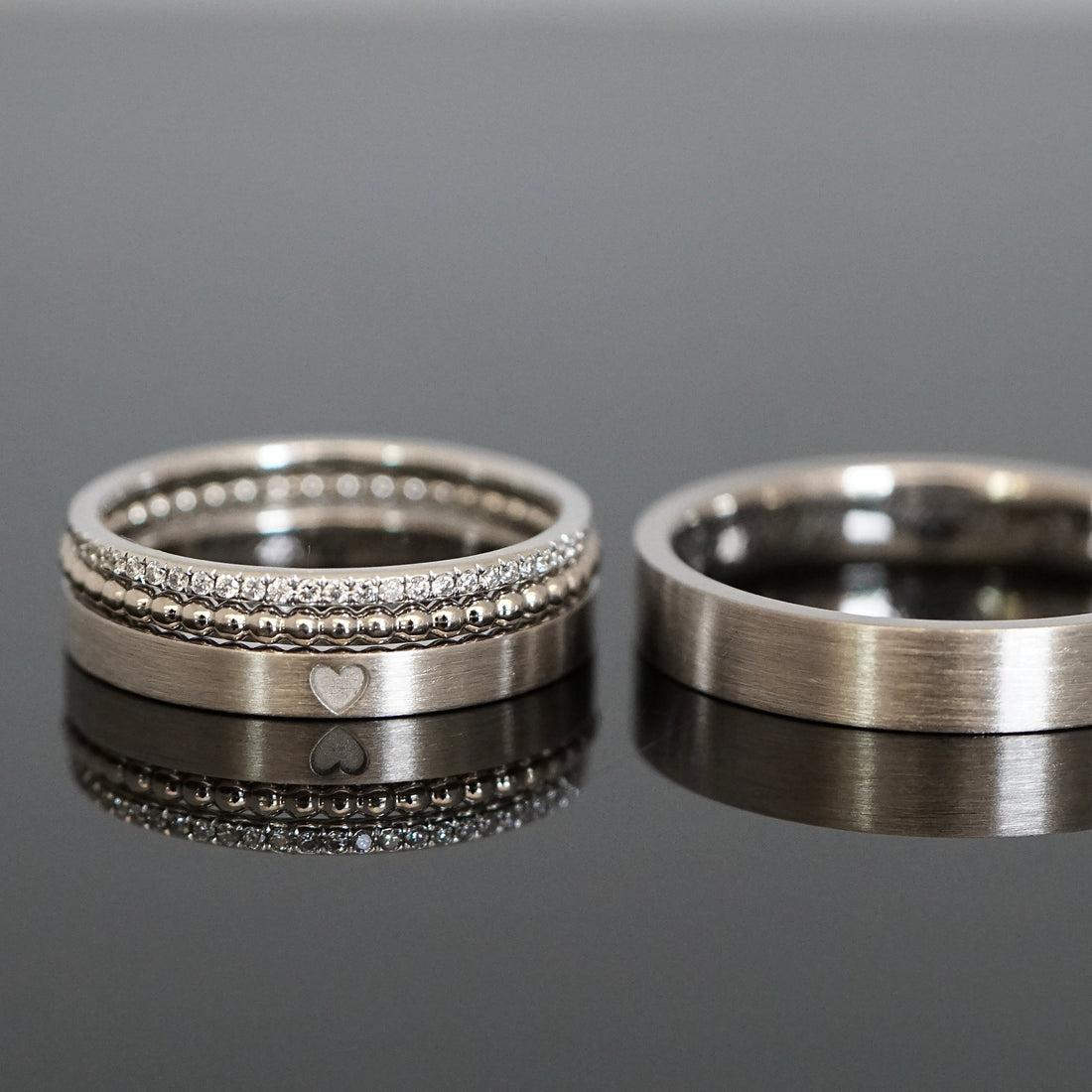 Eheringe mit Herz Gravur und zwei Vorsteckringen aus Platin oder Weißgold