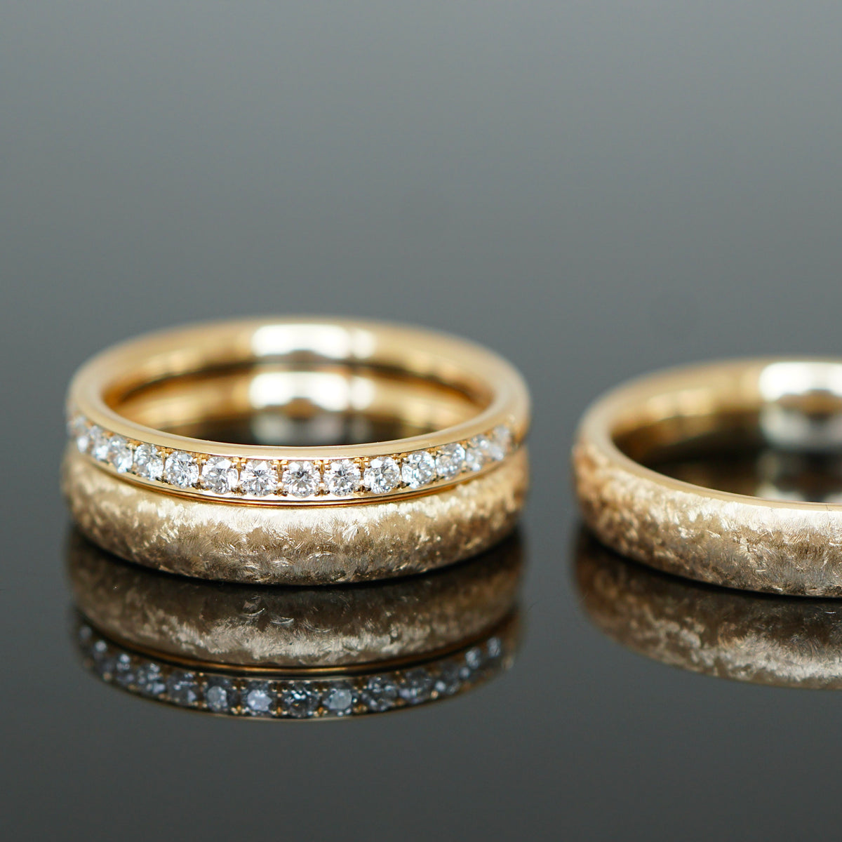 Eheringe ganz nach deinen Wünschen mit einzigartiger Oberfläche und einem Vorsteckring mit Diamanten  
