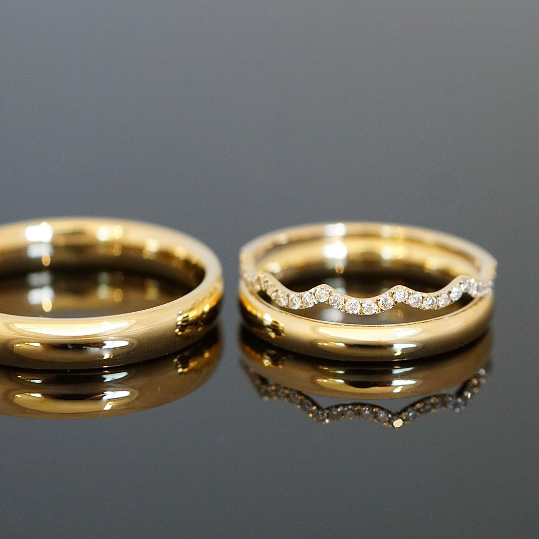Eheringe ganz nach deinen Wünschen mit polierten Oberflächen und Vorsteckring mit Diamanten in gewellter Form 