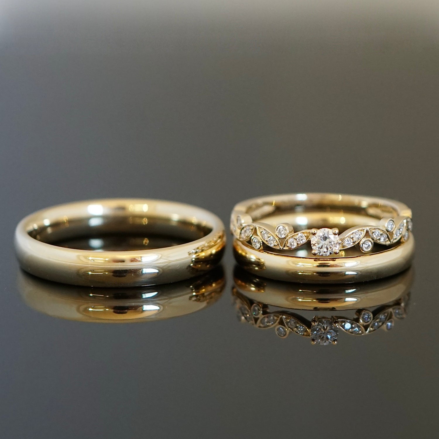 Eheringe ganz nach deinen Wünschen mit polierter Oberfläche und Vorsteckring mit Diamanten im Blumendesign 