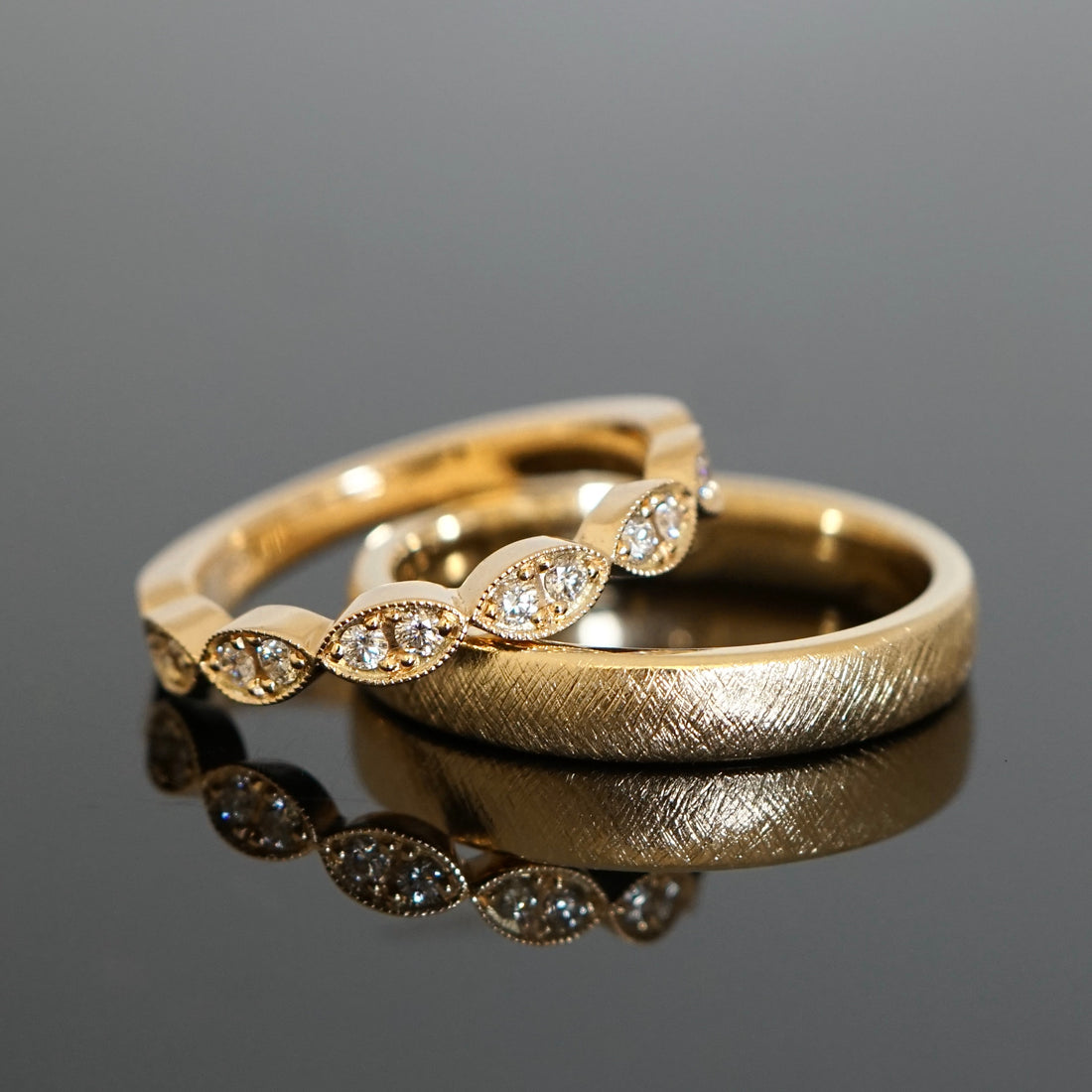 Eheringe ganz nach deinen Wünschen mit kreuzmatter Oberfläche für den Herrenring und Vintage Navette Damenring mit Milllgriff und Diamanten 