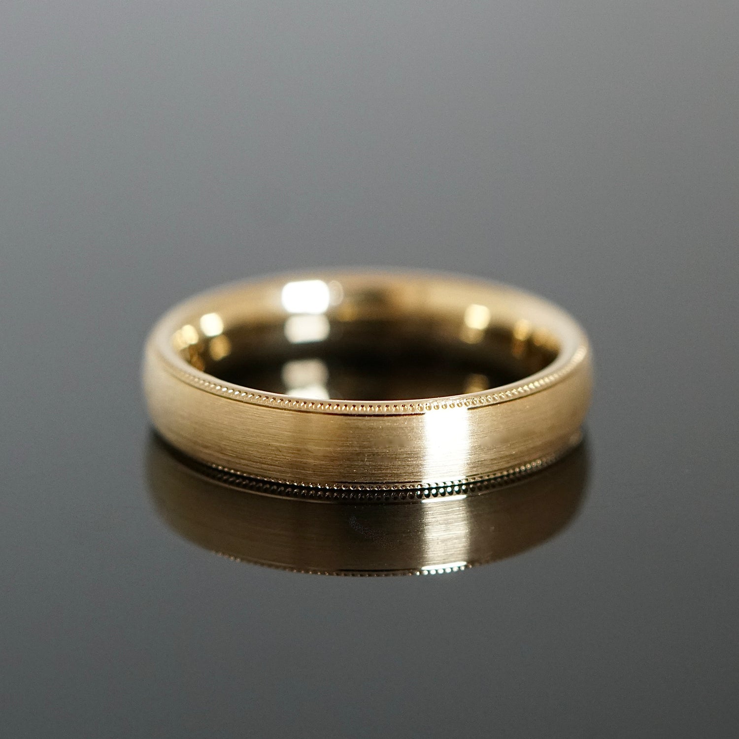 Ring für den Mann mit Millgriff und seidenmatter Oberfläche 