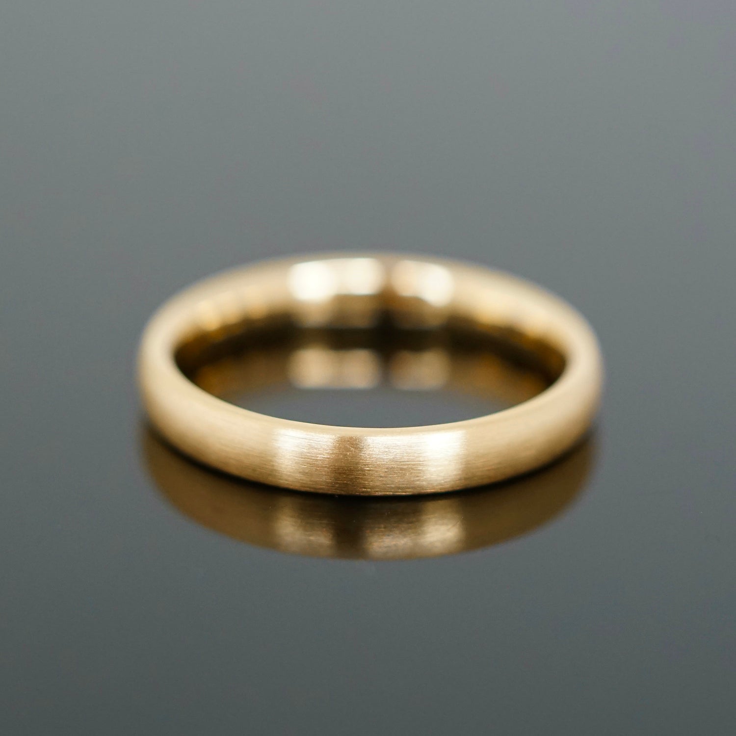 Schlichter Ring aus Gold mit matter Oberfläche