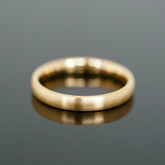 Schlichter Ring aus Gold mit matter Oberfläche
