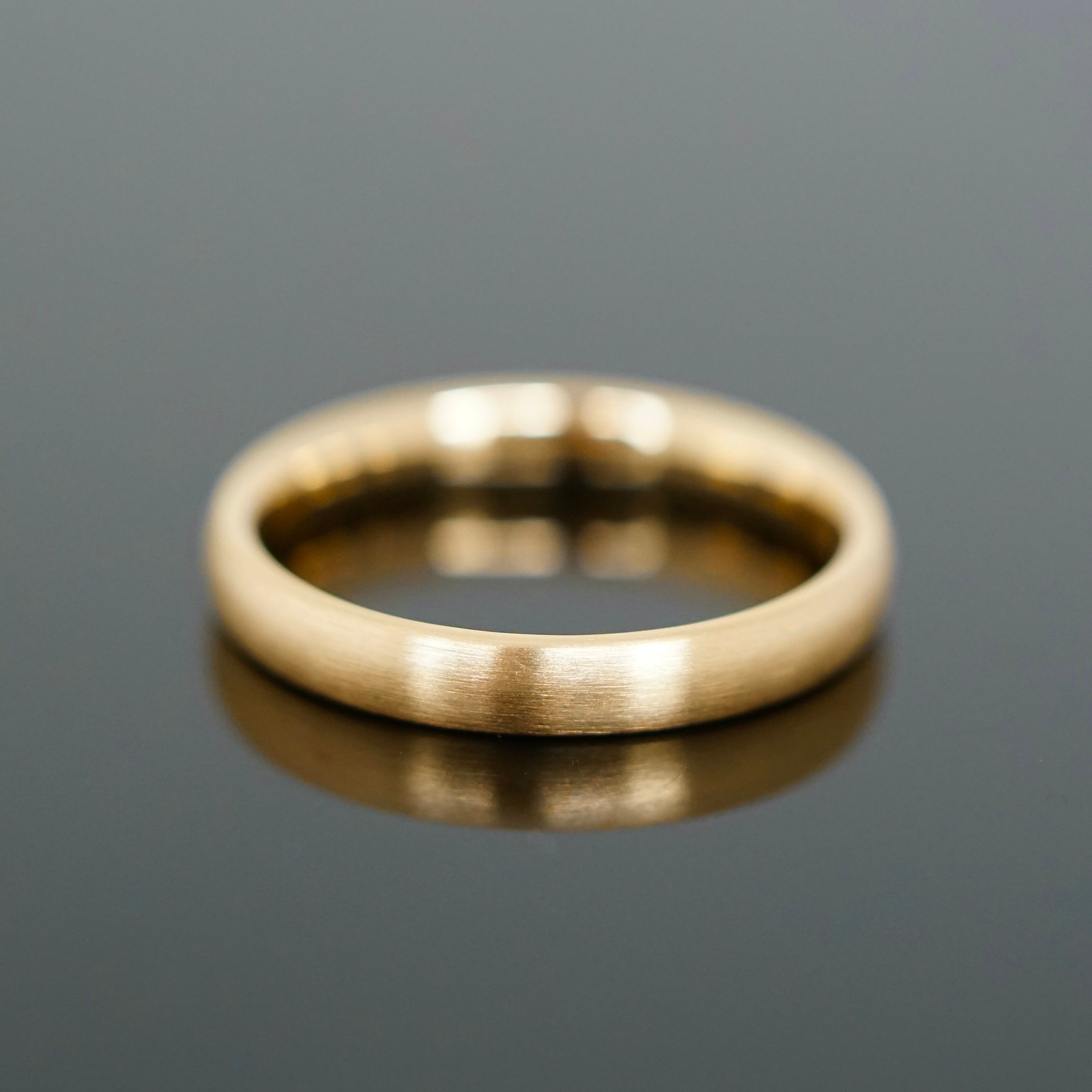 Schlichter Ring aus Gold mit matter Oberfläche