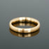 Schlichter Ring aus Gold mit matter Oberfläche