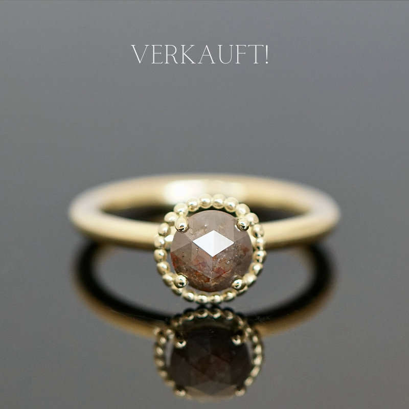 Außergewöhnlicher Ring mit Salt &amp; Pepper Diamant und recycling Gold.