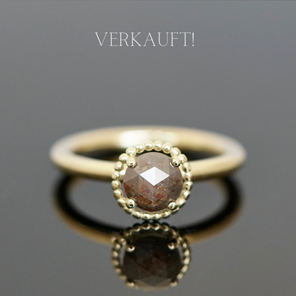 Außergewöhnlicher Ring mit Salt &amp; Pepper Diamant und recycling Gold.
