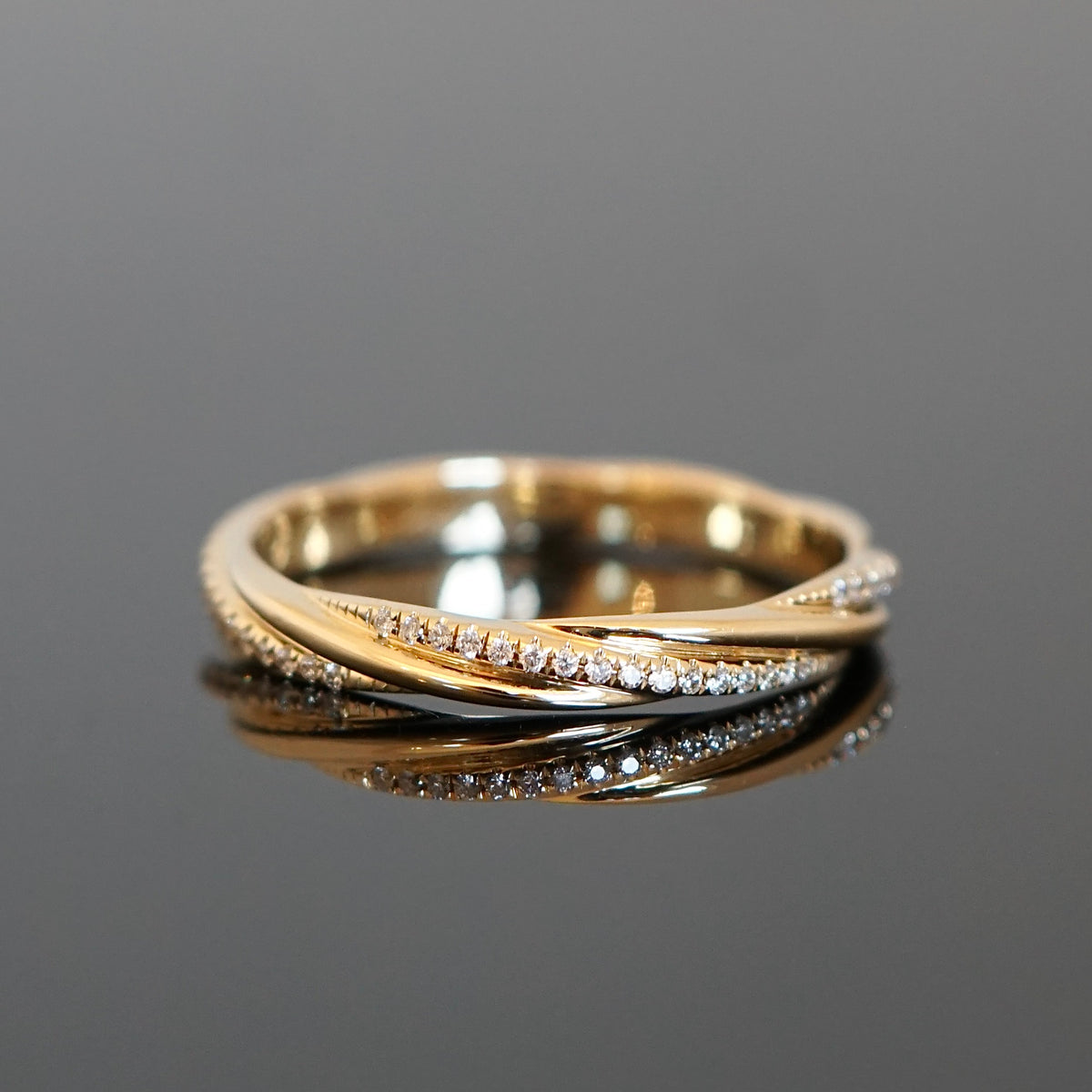 Ring Sally hat viele kleine Brillanten auf den Ring. Der Ring ist in sich gedreht und wunderschön geschwungen. 