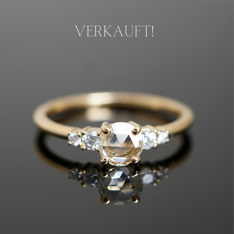 mit Diamanten im Rosenschliff und weiteren Diamanten. Besonderer Verlobungsring.