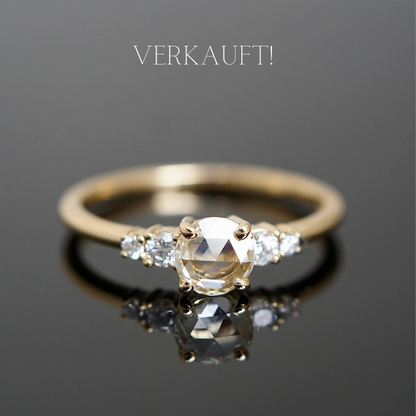 mit Diamanten im Rosenschliff und weiteren Diamanten. Besonderer Verlobungsring.